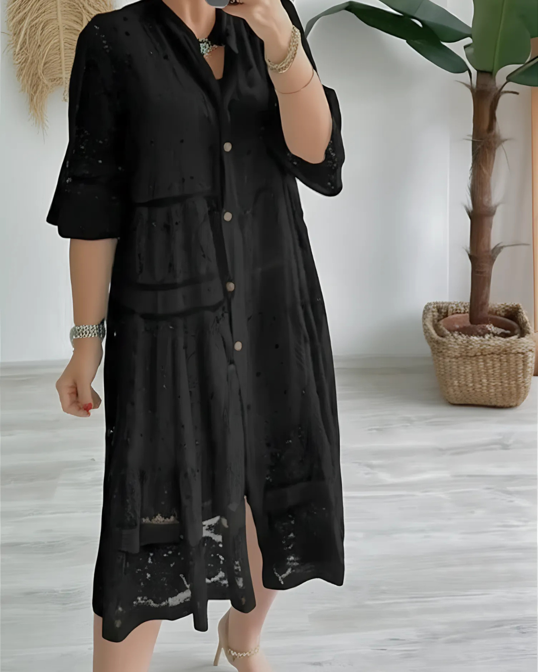 Csipkés ruha ujjakkal és gombokkal elöl