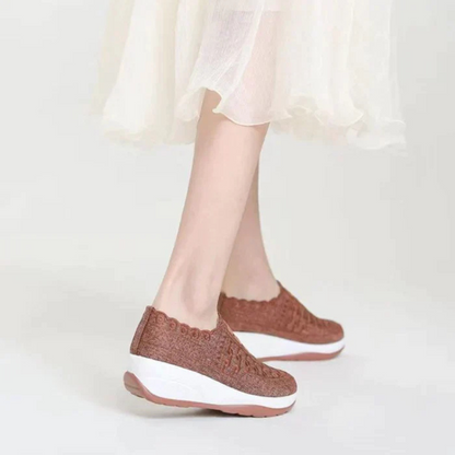 Elegáns hímzett slip-on cipő rugalmas illesztéssel