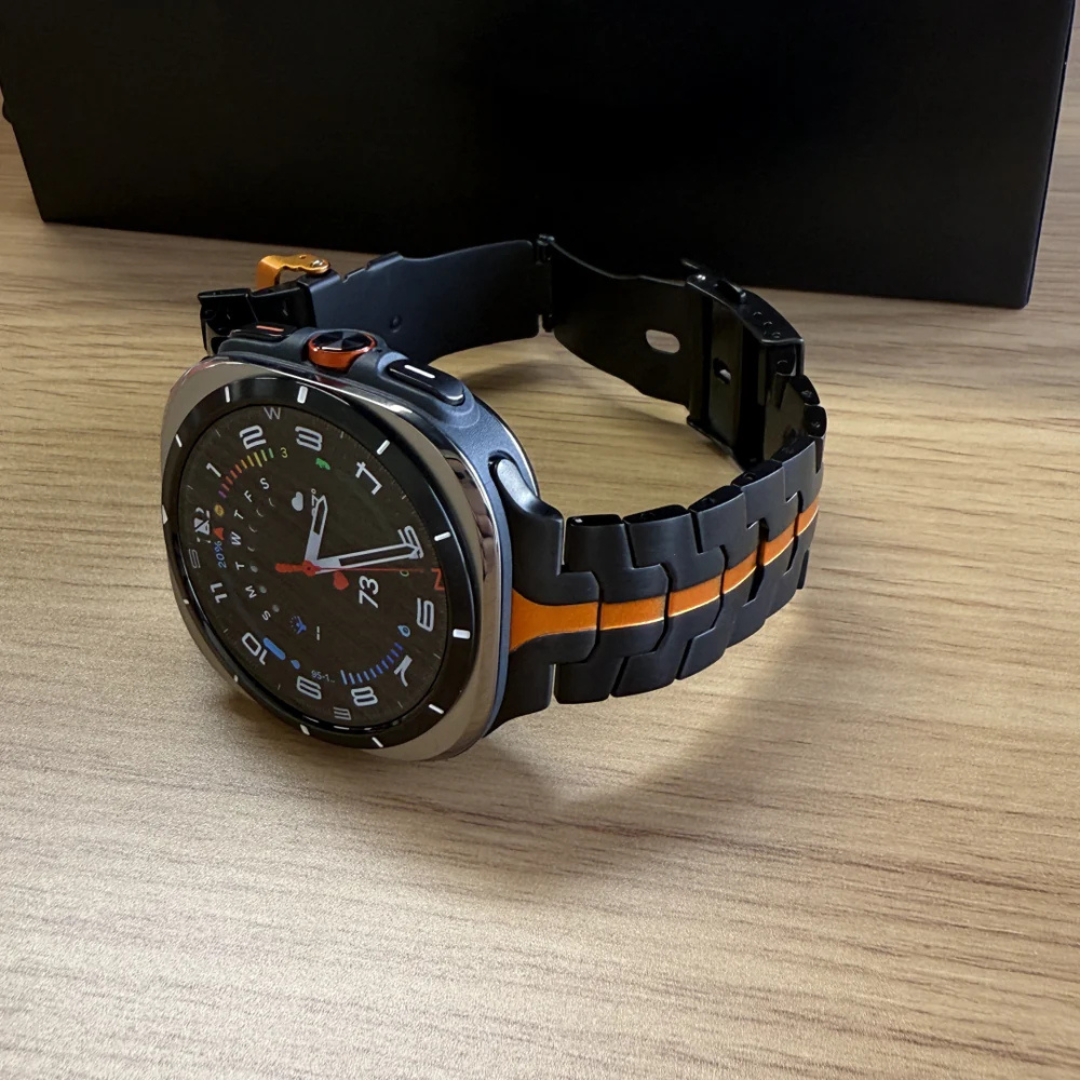 Futurisztikus és funkcionális titán szíjjal ellátott sportóra®