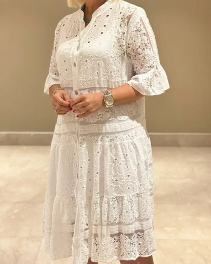 Csipkés ruha ujjakkal és gombokkal elöl