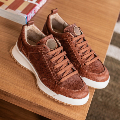 Ergonómikus, csúszásmentes, világos talpú cipő