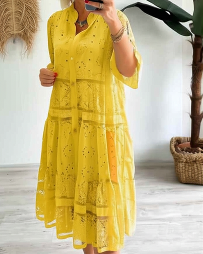 Csipkés ruha ujjakkal és gombokkal elöl