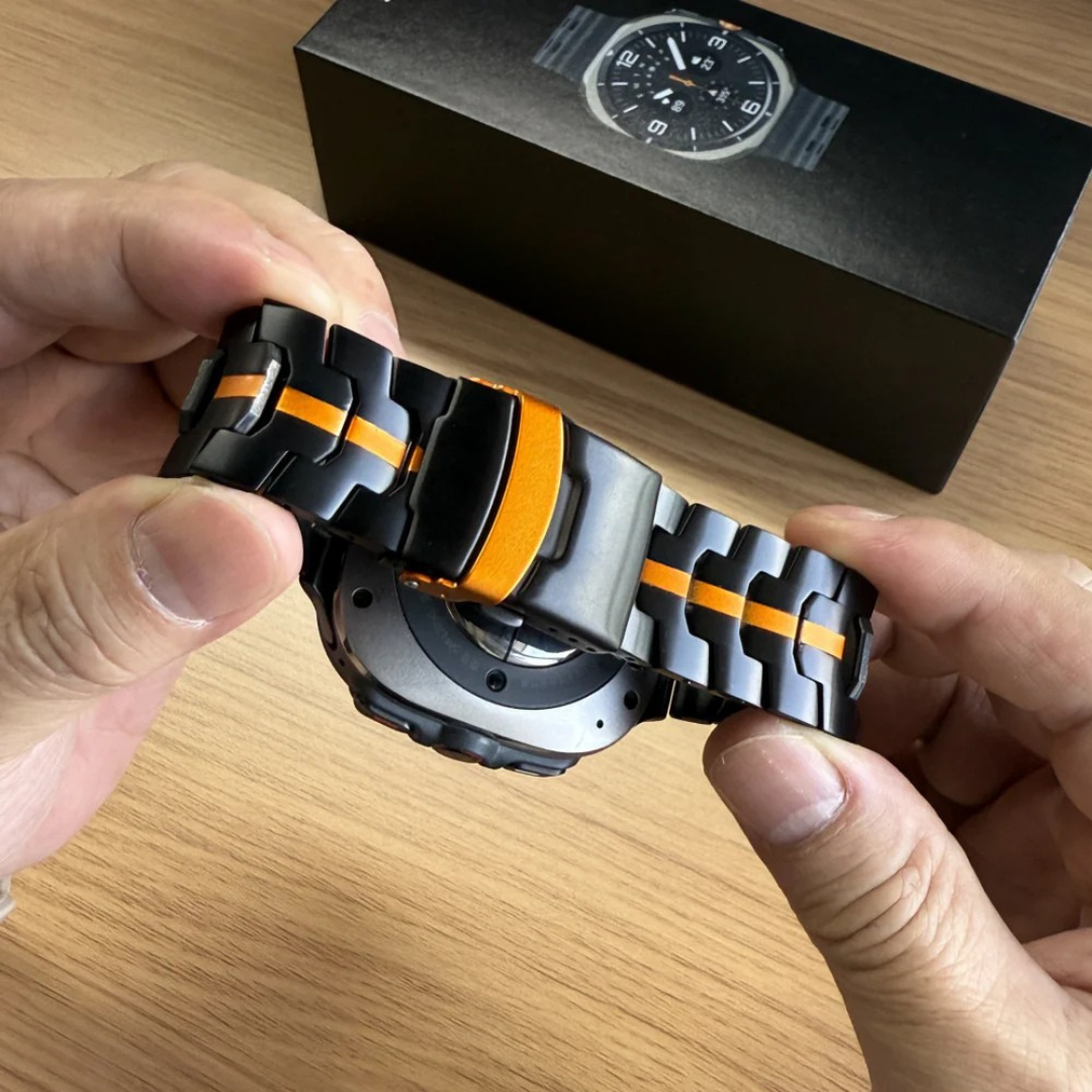 Futurisztikus és funkcionális titán szíjjal ellátott sportóra®