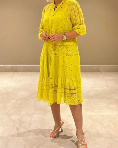 Csipkés ruha ujjakkal és gombokkal elöl