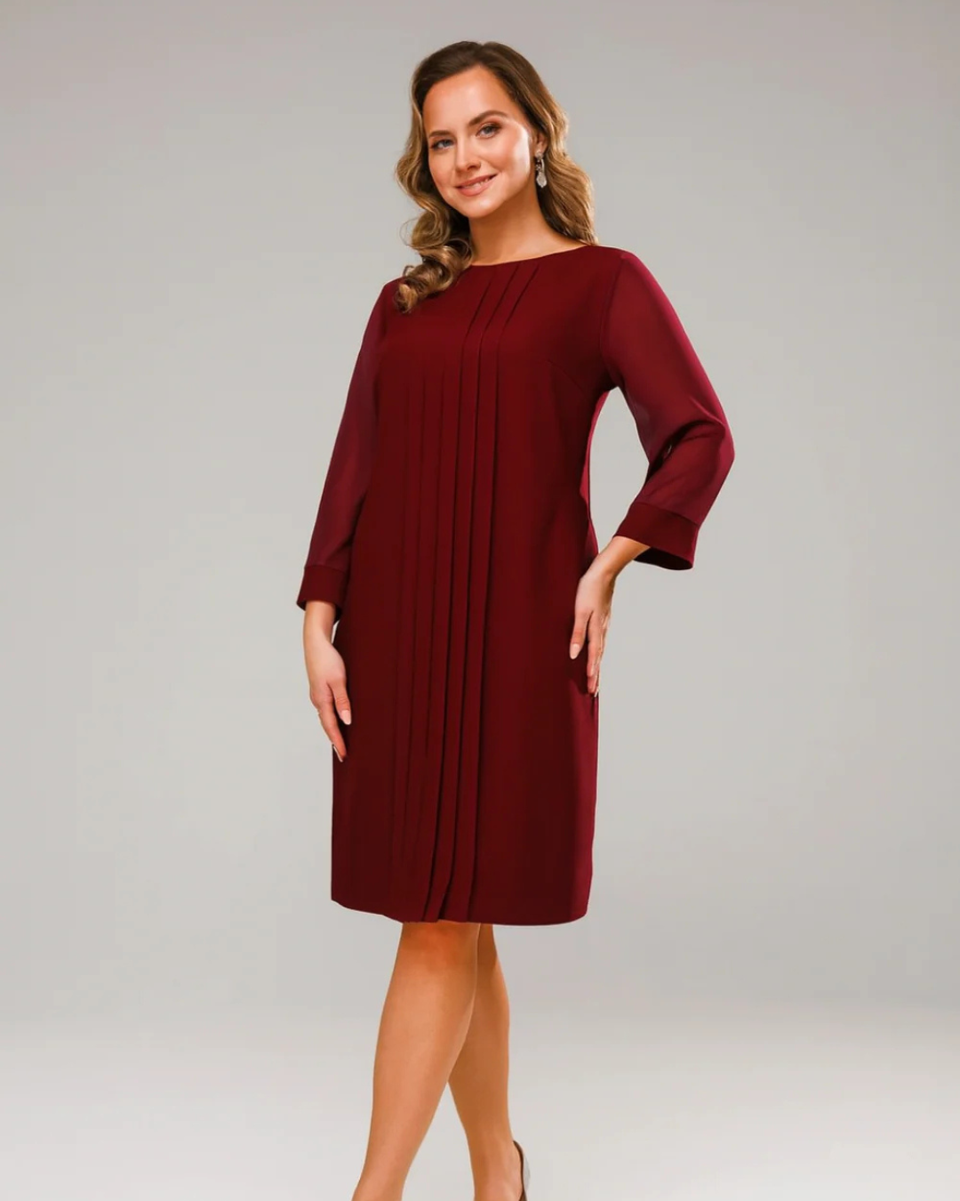 Egyenes szabású ruha rakott mintával és 3/4-es ujjakkal