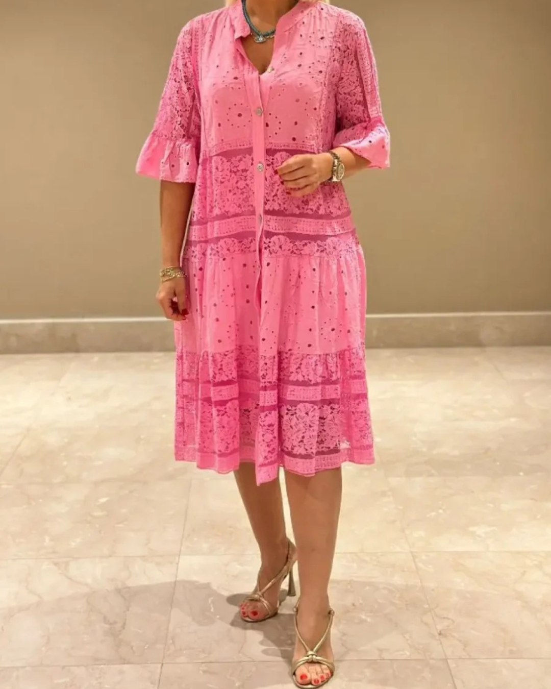 Csipkés ruha ujjakkal és gombokkal elöl