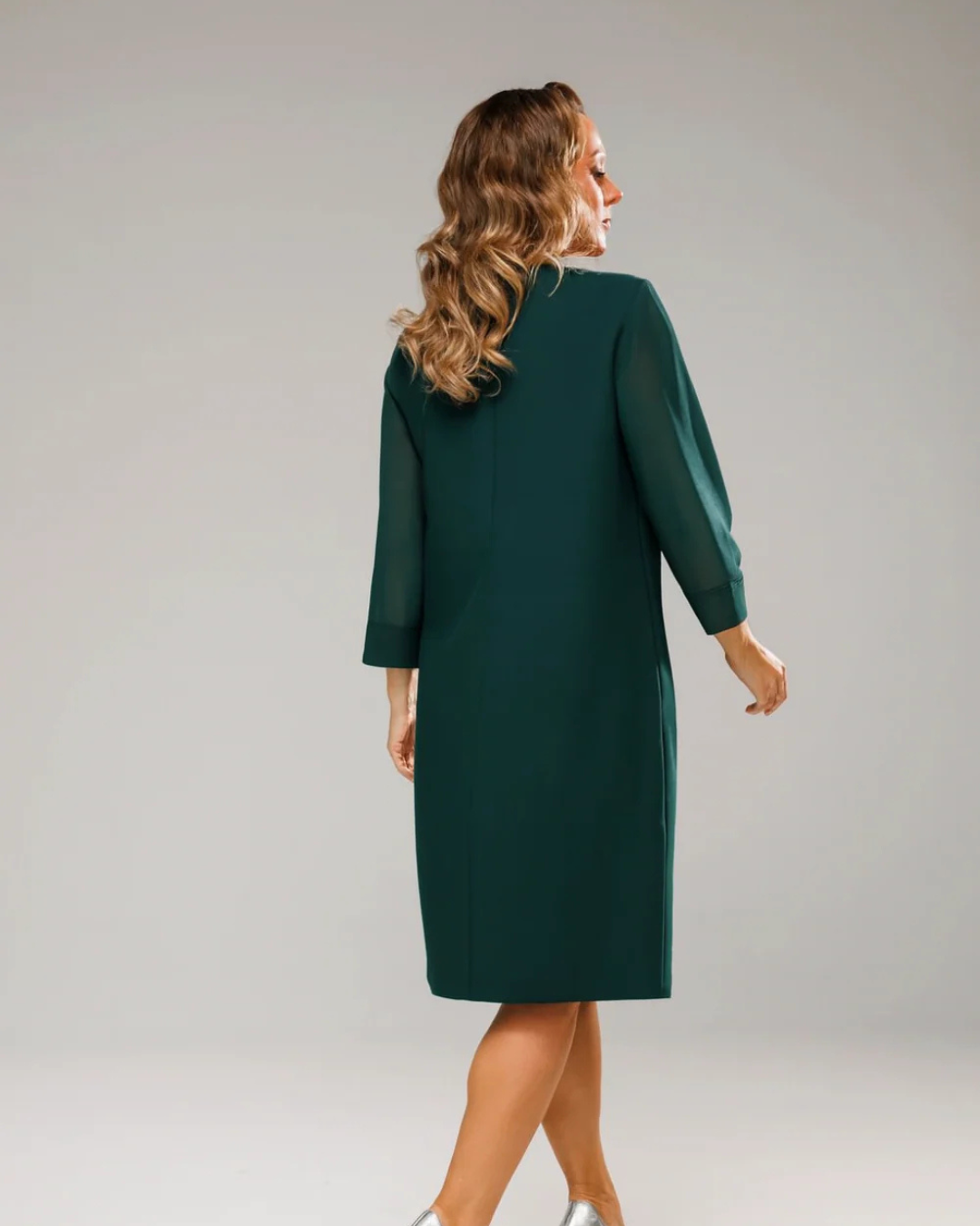 Egyenes szabású ruha rakott mintával és 3/4-es ujjakkal