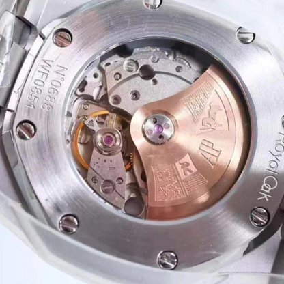 Elegáns, klasszikus stílusú automata óra