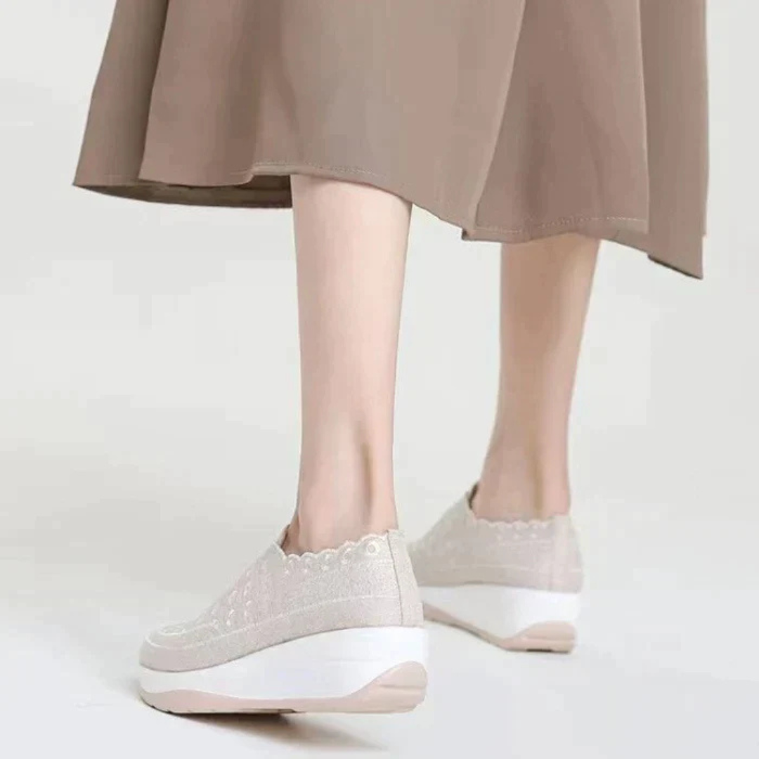 Elegáns hímzett slip-on cipő rugalmas illesztéssel