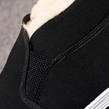 Kényelmes és könnyen viselhető ortopéd cipő plüsssel