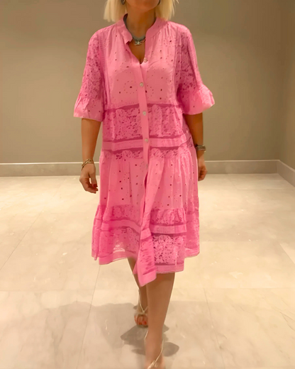 Csipkés ruha ujjakkal és gombokkal elöl